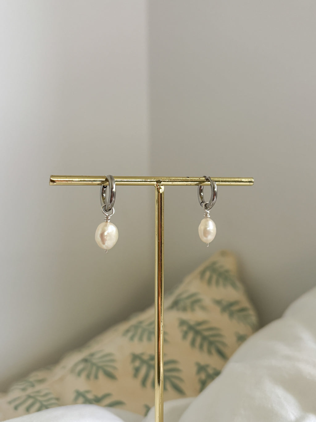 Pearl Comfort Mini Hoops