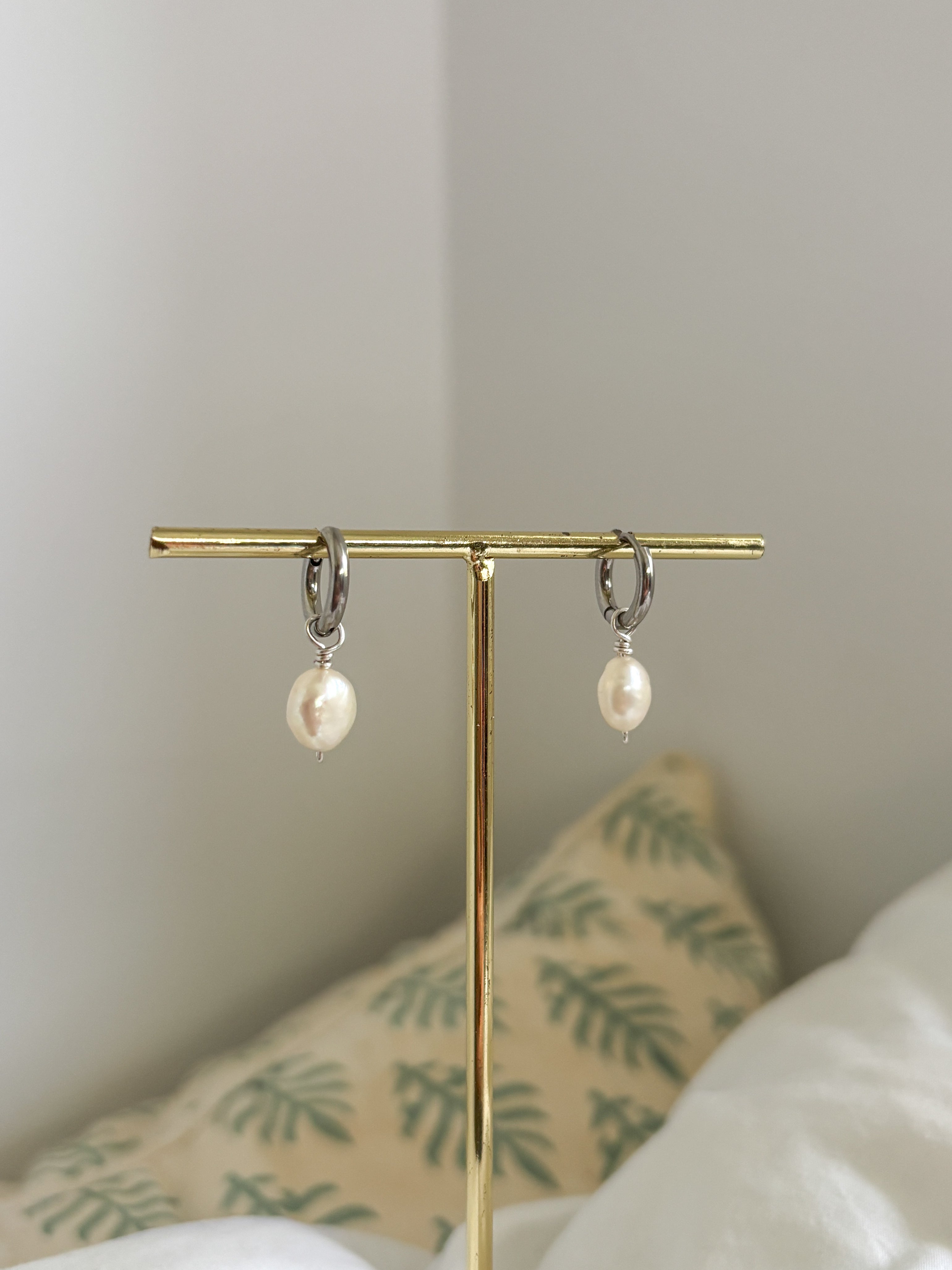 Pearl Comfort Mini Hoops