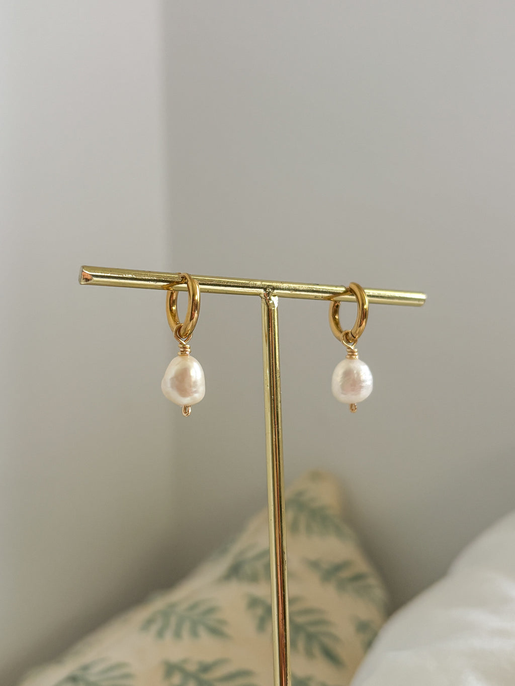 Pearl Comfort Mini Hoops